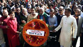 মহান বিজয় দিবসে আরিফুল হক চৌধুরীর শ্রদ্ধাঞ্জলি অর্পন