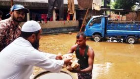 সিলেটে পানি বন্দী মানুষের মাঝে ইসলামী আন্দোলনের ত্রাণ বিতরণ