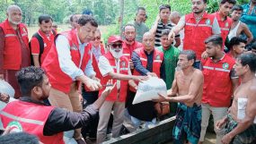 সিলেটের বন্যায় ক্ষতিগ্রস্থ এলাকায় রেড ক্রিসেন্ট চেয়ারম্যান